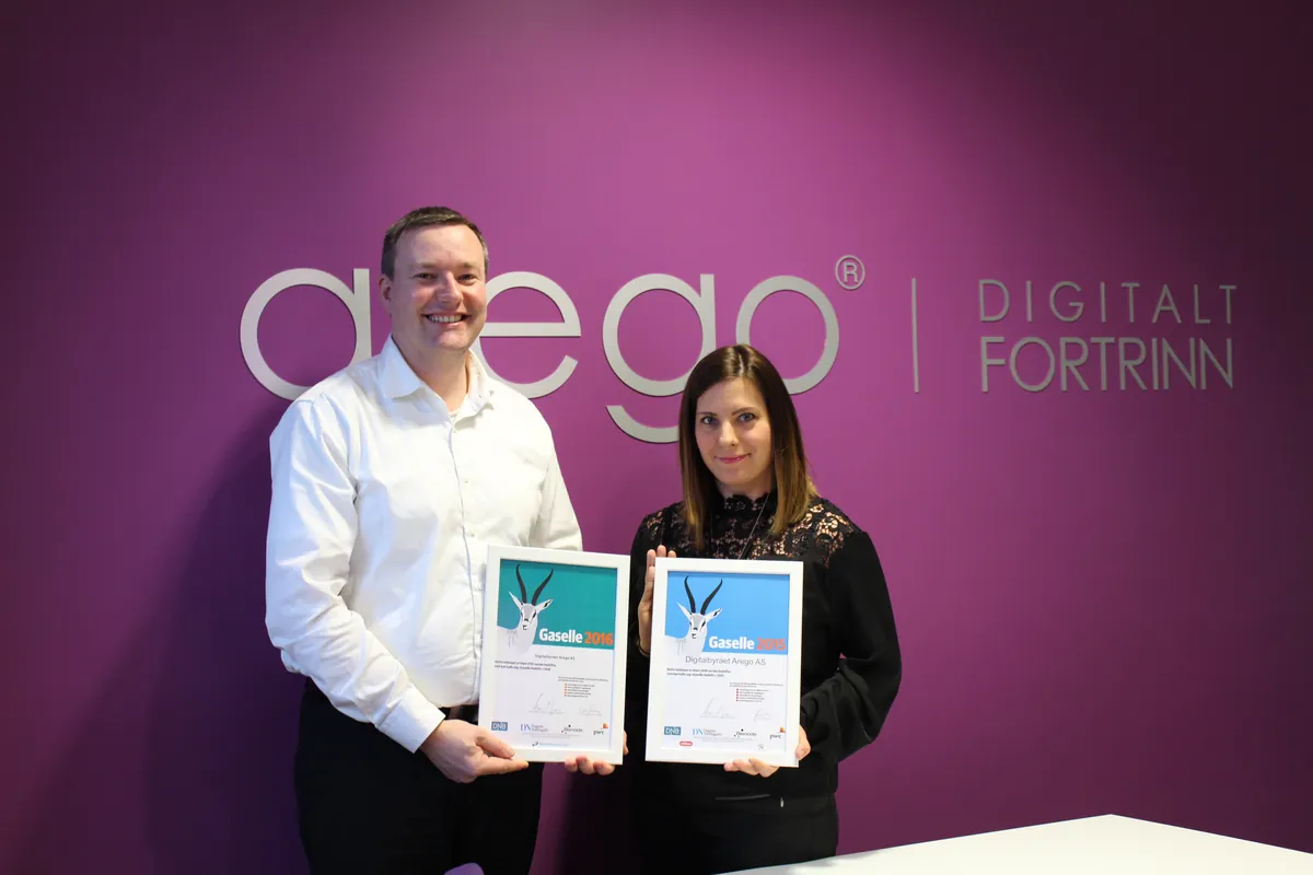 Historisk bilde med Gaselle-diplomer for Digitalbyrået Arego AS fra 2015 og 2016